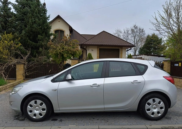 Opel Astra cena 28500 przebieg: 133000, rok produkcji 2010 z Połaniec małe 631